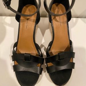 Black wedges